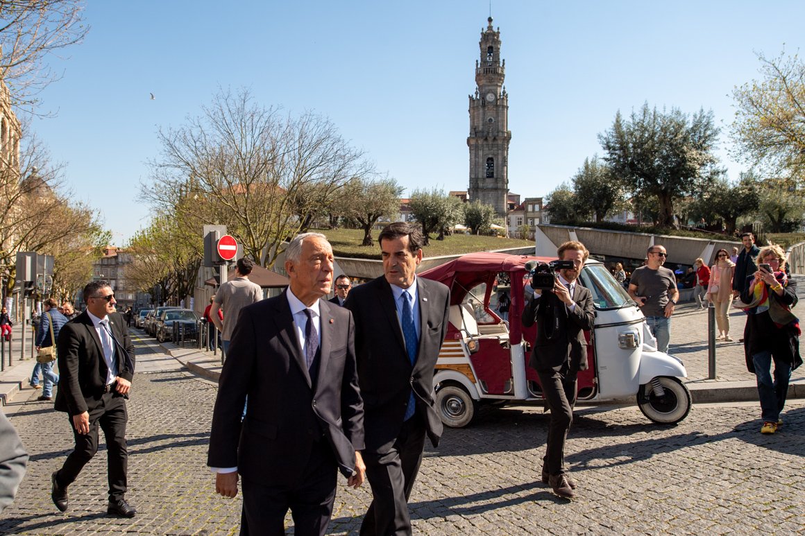 Presidentes passeiam pela Baixa entre sess&otilde;es solenes e compras nos mercadinhos