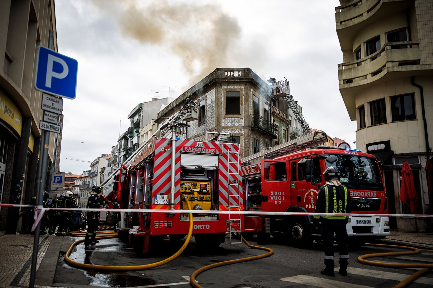 Incêndio na Praça dos Poveiros obriga a cortes de trânsito (atualização)
 #ÚltimasNotícias #Portugal