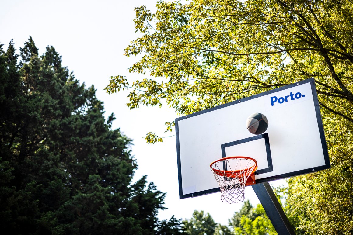 Quatro Amigos Jogando Basquete Em Uma Quadra Pública Ao Ar Livre