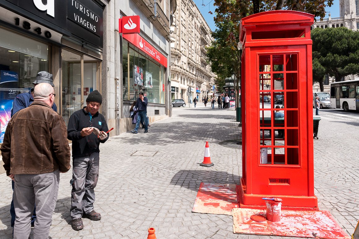 Cabine De Telefone Vermelha No Centro Histórico Em Porto, Portugal