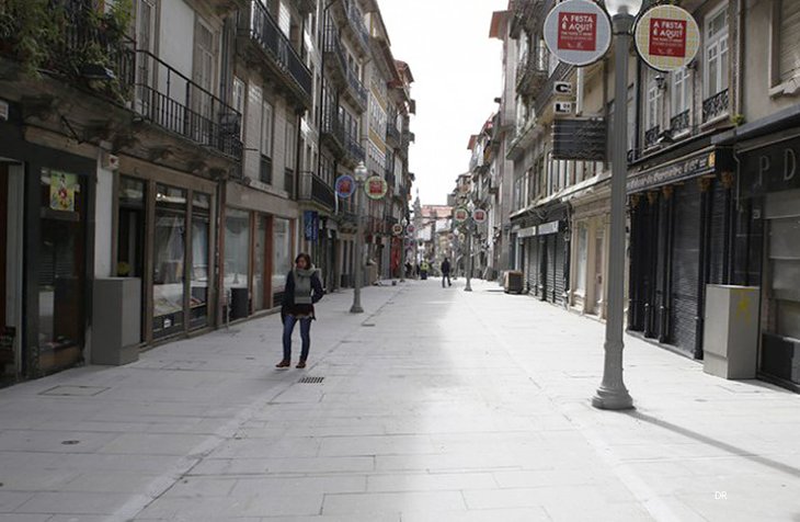 Livros Voadores na rua das Flores Portal de notícias do Porto. Ponto.